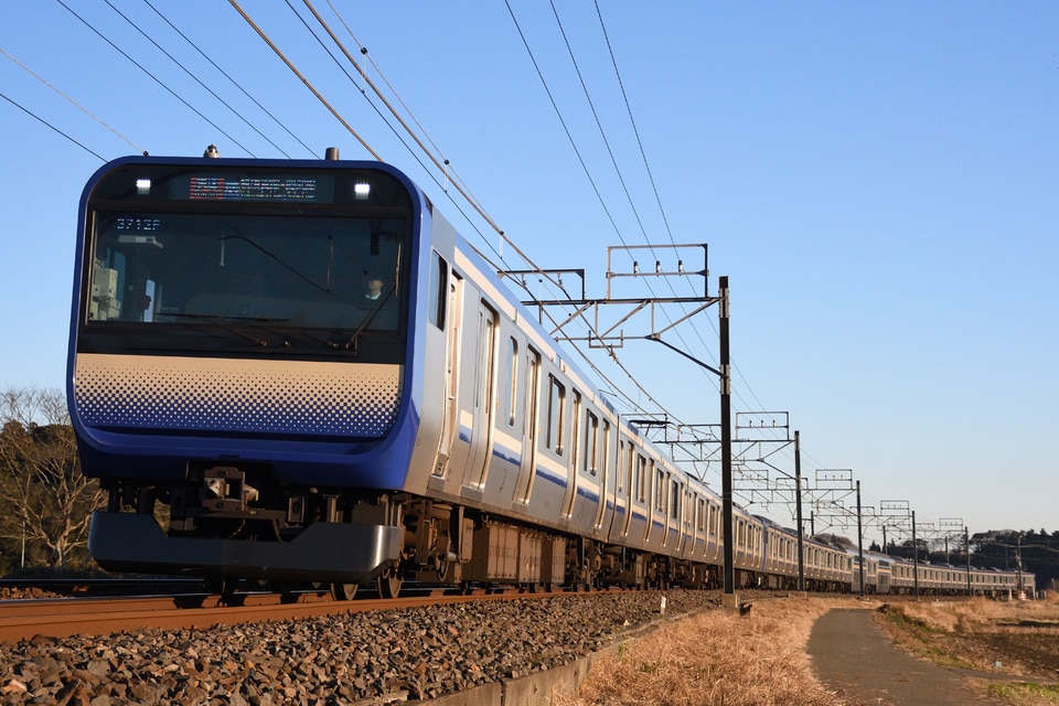 JR東E235系クラJ-12編成<br class="br-sp" />(J-12編成)(クラJ-12)の写真