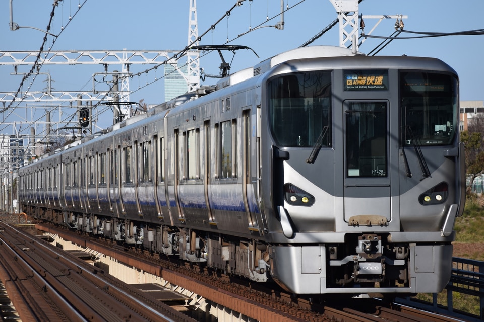 JR西225系HF428編成<br class="br-sp" />(ヒネHF428編成)の写真