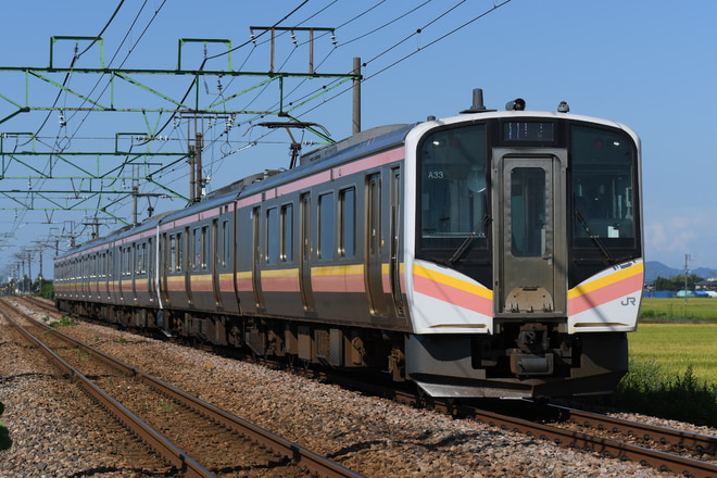 新潟車両センターE129系ニイA33編成を東光寺駅で撮影した写真
