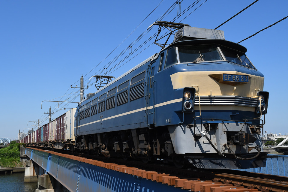 鶴見川橋梁。貨物列車。