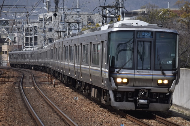 網干総合車両所本所223系V33編成をさくら夙川駅で撮影した写真