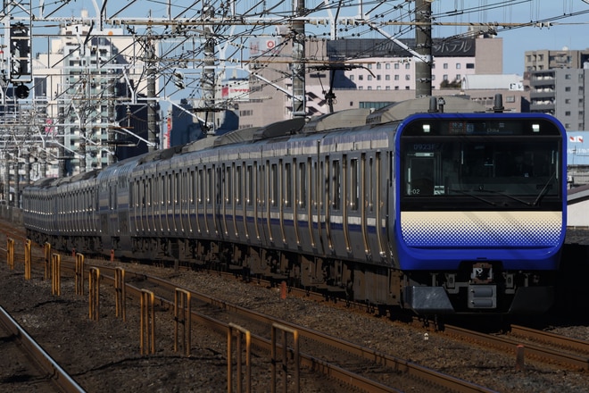 鎌倉車両センター本所E235系クラF-02編成を本八幡駅で撮影した写真