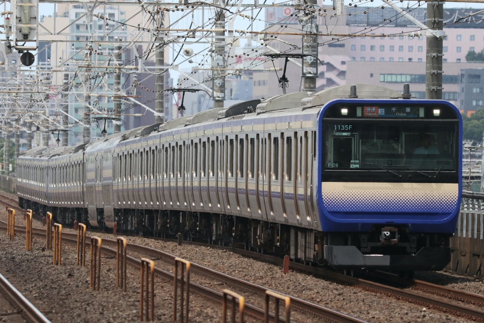 JR東E235系クラF-28編成<br class="br-sp" />(F-28編成)(クラF-28)の写真