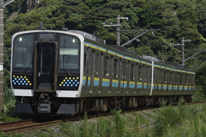 幕張車両センターE131系マリR07編成を浜金谷～保田間で撮影した写真