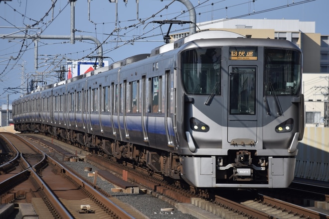 吹田総合車両所日根野支所225系HF411編成を東岸和田駅で撮影した写真