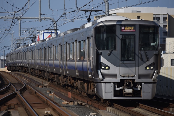 吹田総合車両所日根野支所225系HF404編成を東岸和田駅で撮影した写真