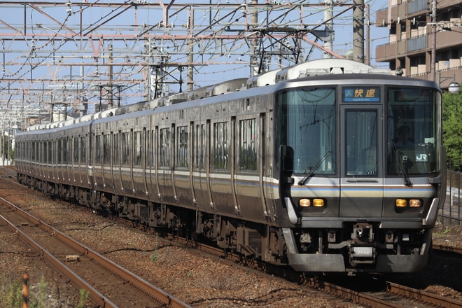 網干総合車両所本所223系ホシV31編成を摂津富田駅で撮影した写真