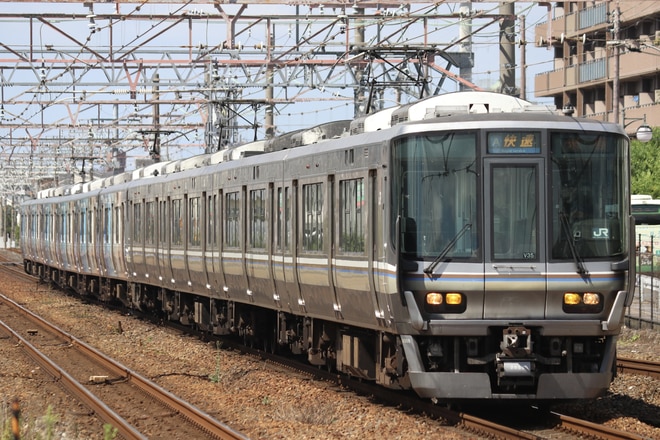 網干総合車両所本所223系ホシV35編成を摂津富田駅で撮影した写真