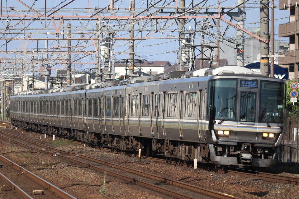 JR西223系V13編成<br class="br-sp" />(ホシV13編成)の写真