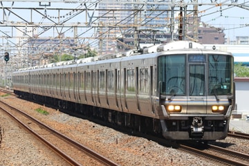 JR西日本223系ホシW26編成を南草津駅で撮影した画像