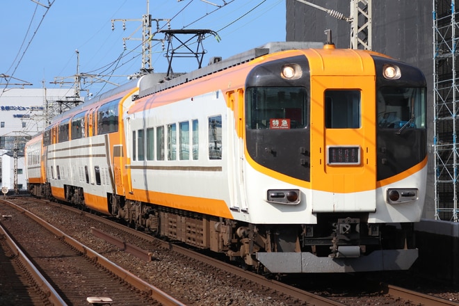 西大寺検車区30000系V02を東寺駅で撮影した写真