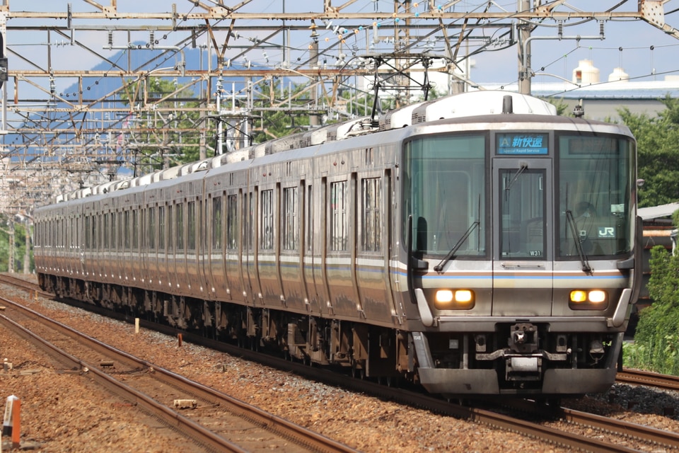 JR西日本 223系 ホシW31編成の写真