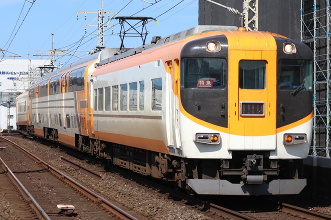 西大寺検車区30000系V06を東寺駅で撮影した写真