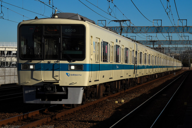 大野総合車両所8000系8258Fを和泉多摩川駅で撮影した写真