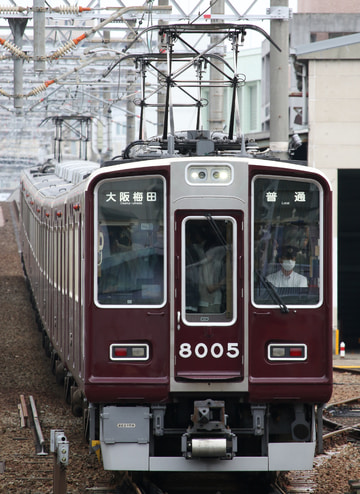 阪急電鉄8000系8005Fを十三駅で撮影した画像