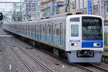 西武鉄道6000系6117Fを東久留米駅で撮影した画像