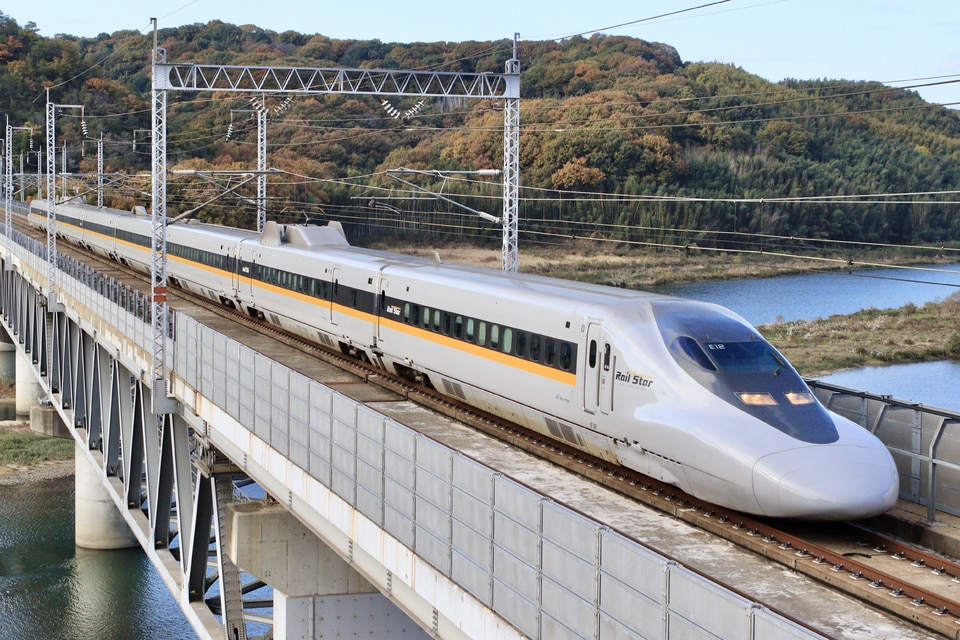 JR西700系E12編成の写真