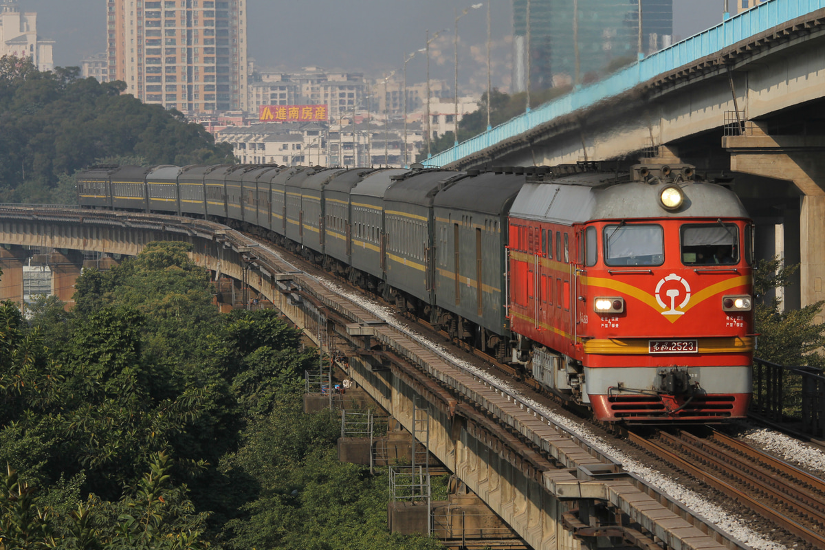 中国鉄路総公司  東風4 2523