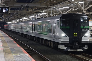 JR東日本E257系オオOM-93編成を立川駅で撮影した画像