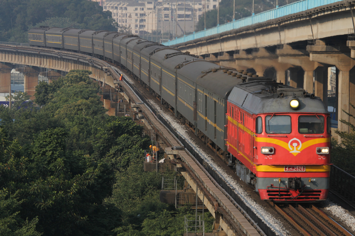 中国鉄路総公司  東風4 2526