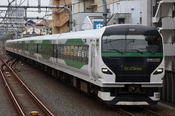 JR東日本E257系オオOM-93編成を国立駅で撮影した画像