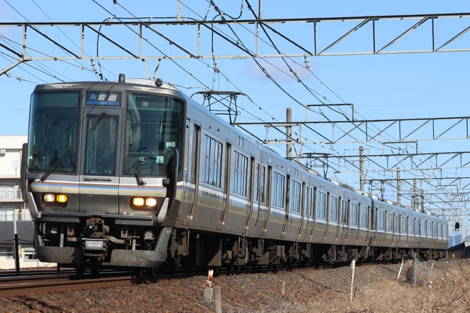 網干総合車両所本所223系ホシV15編成を野洲～守山間で撮影した写真