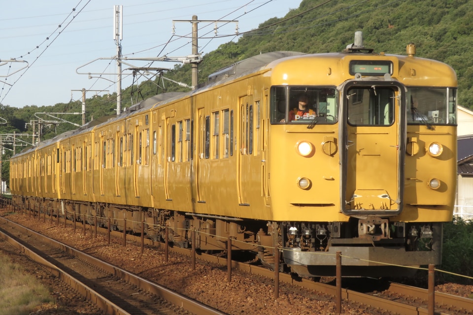 JR西115系D22編成<br class="br-sp" />(D-22編成)(オカD22編成)(オカD-22編成)の写真