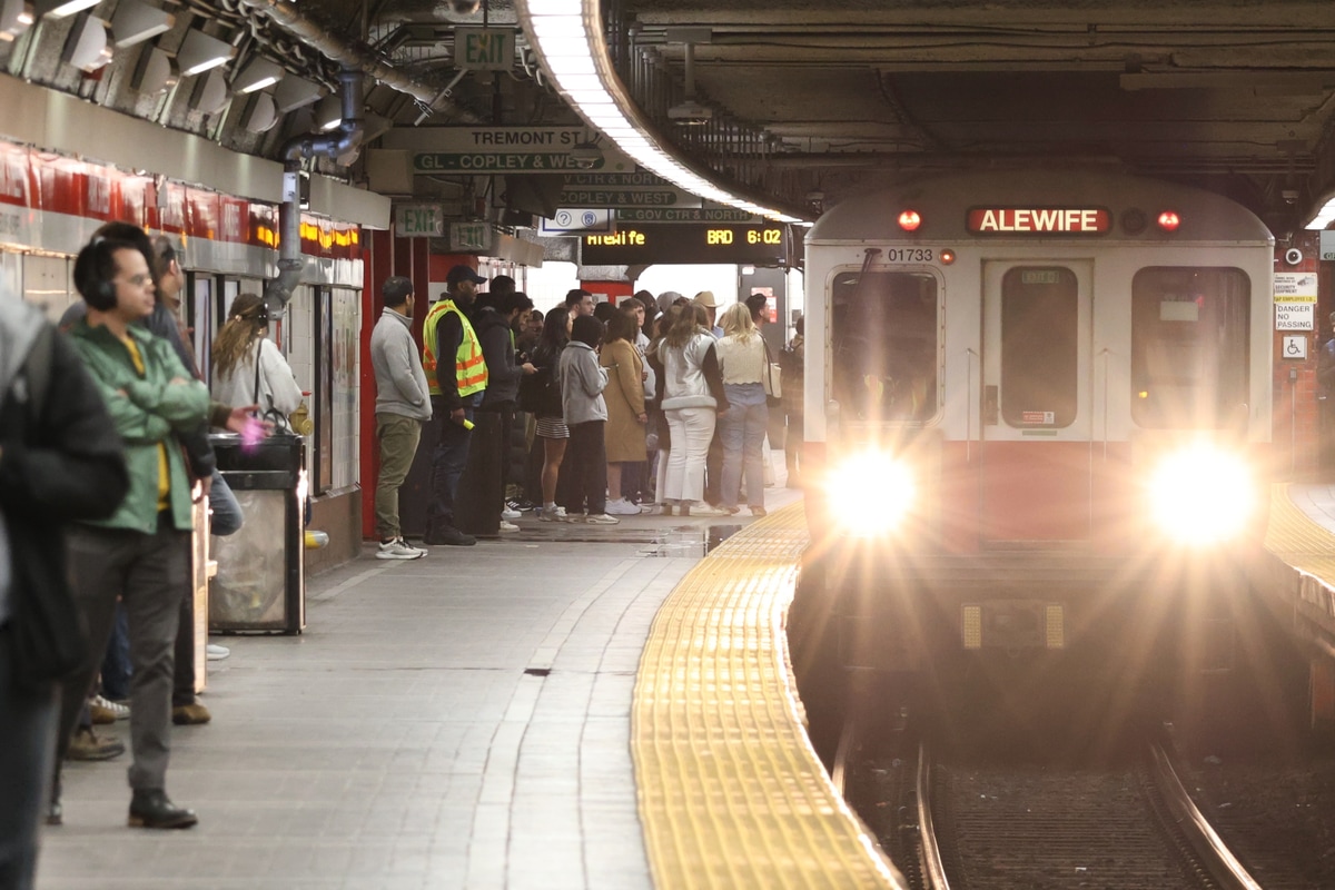 MBTA  TYPE 1700 01733