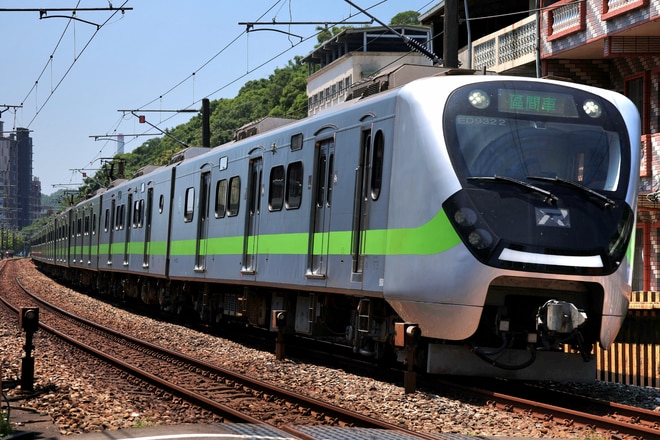 EMU900形第32編成を山佳-南樹林で撮影した写真