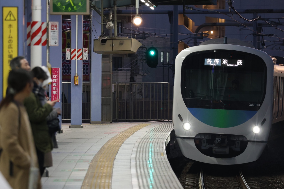 西武鉄道  30000系 38109F