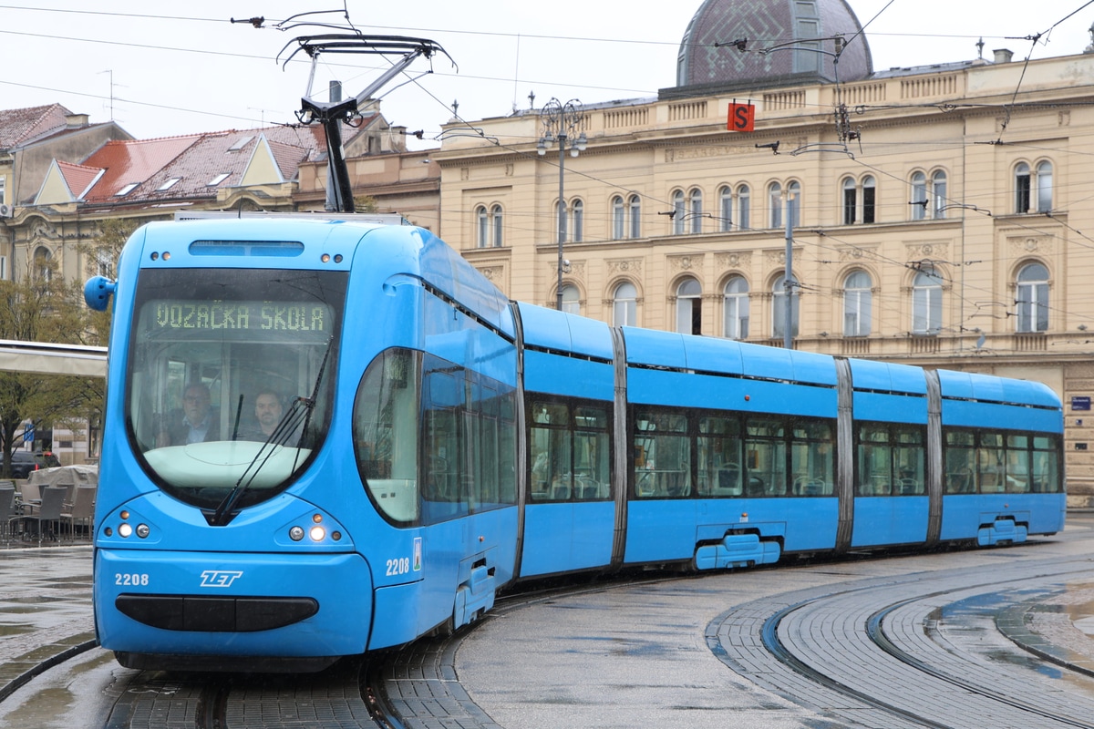 Zagreb tramway network  TMK2200 2208