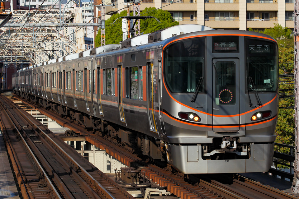 JR西日本 323系 LS22編成の写真