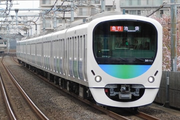 西武鉄道30000系38114Fを中村橋駅で撮影した画像