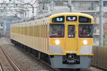 西武鉄道2000系2085Fを中村橋駅で撮影した画像