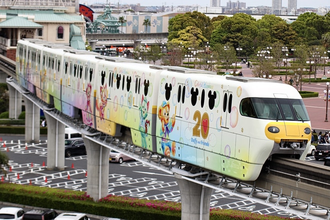舞浜リゾートライン車両基地100形1を東京ディズニーランド・ステーション～ベイサイド・ステーション間で撮影した写真