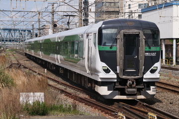 JR東日本E257系OM-51編成を藤沢駅で撮影した画像
