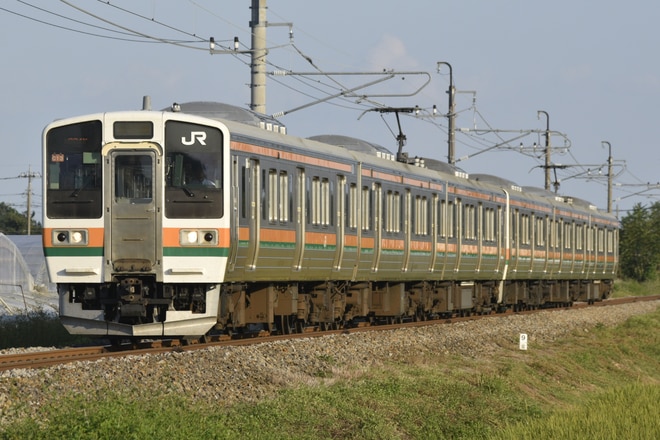 高崎車両センター211系タカC13編成を伊勢崎～駒形間で撮影した写真