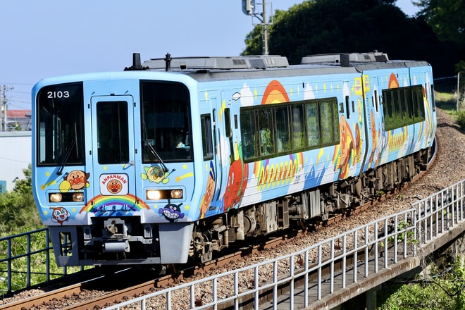 高知運転所2000系2103を佐賀公園～土佐佐賀間で撮影した写真