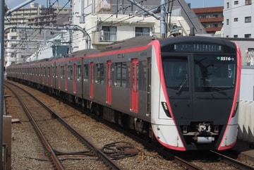 東京都交通局5500形5516Fを大森町駅で撮影した画像