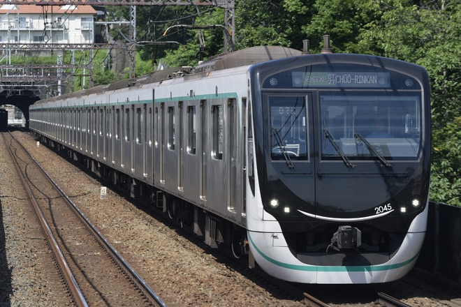 田園都市線2020系2145Fを田奈駅で撮影した写真