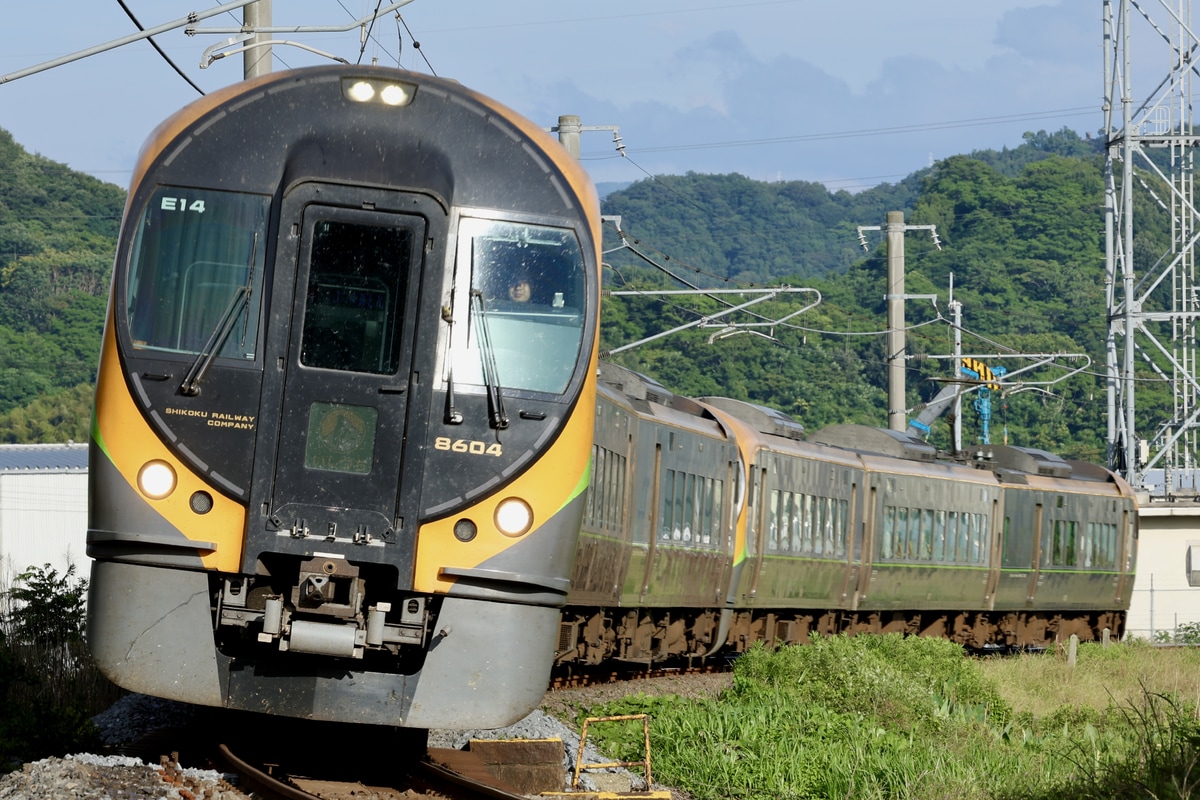 JR四国 松山運転所 8600系 E14編成