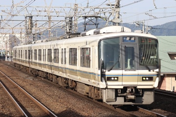 JR西日本221系F03編成を南草津駅で撮影した画像