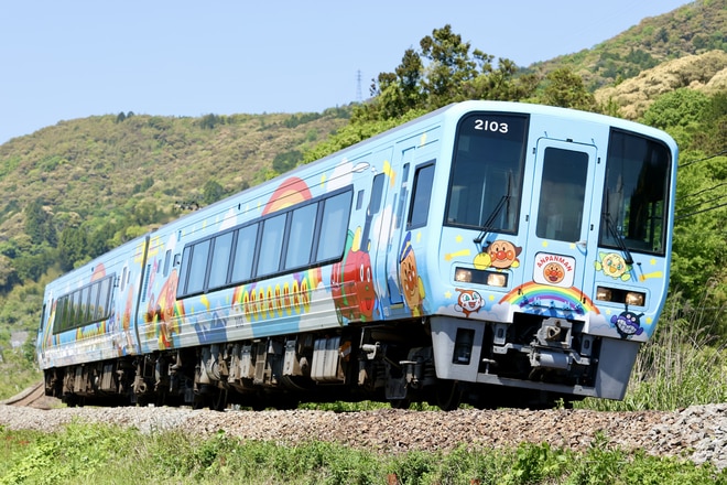 高知運転所2000系2103を土佐加茂～岡花間で撮影した写真