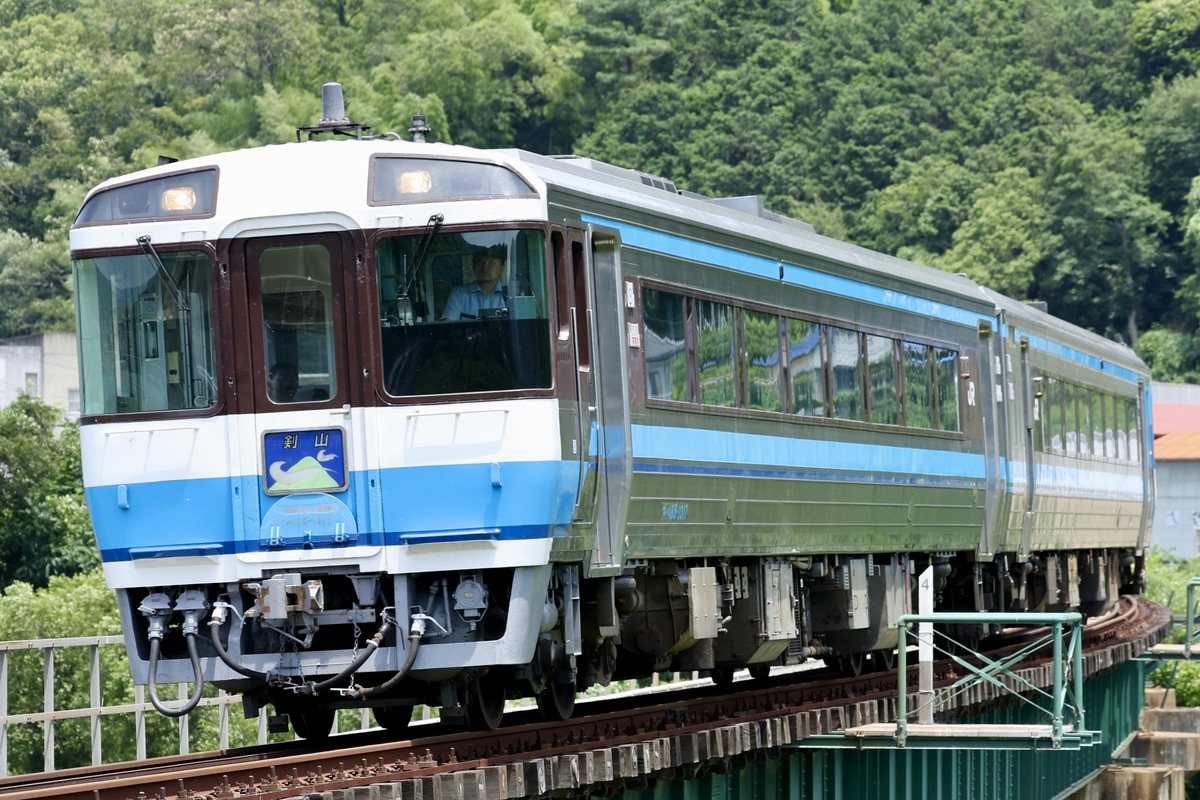 JR四国 高松運転所 キハ185 1017