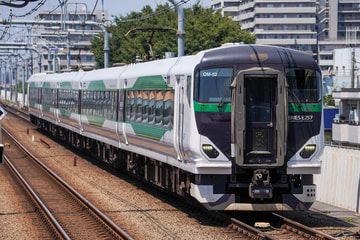 JR東日本E257系オオOM-52編成を武蔵境駅で撮影した画像