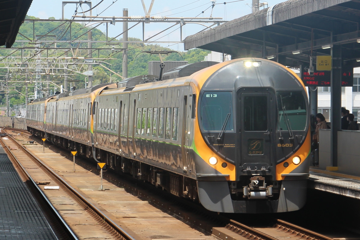 JR四国 松山運転所 8600系 E13編成