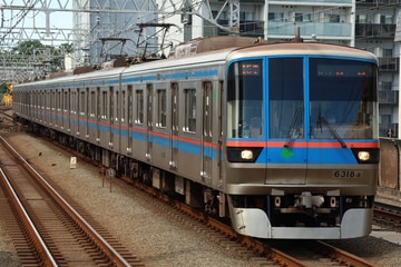 東京都交通局6300形6318Fを新丸子駅で撮影した画像