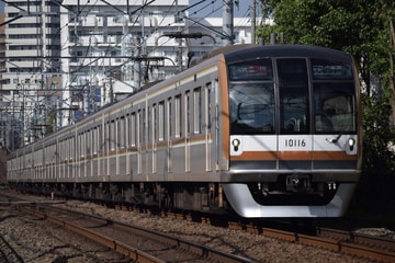 東京メトロ10000系10116Fを都立大学～自由が丘間で撮影した画像