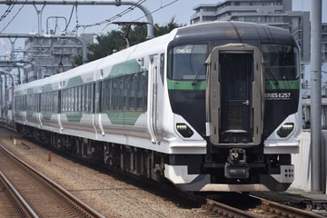 JR東日本E257系オオOM-52編成を武蔵境駅で撮影した画像