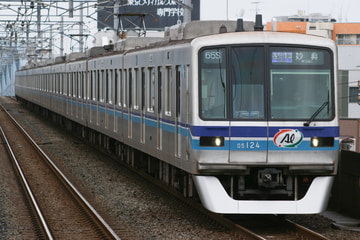 東京メトロ05系05-124Fを西葛西駅で撮影した画像